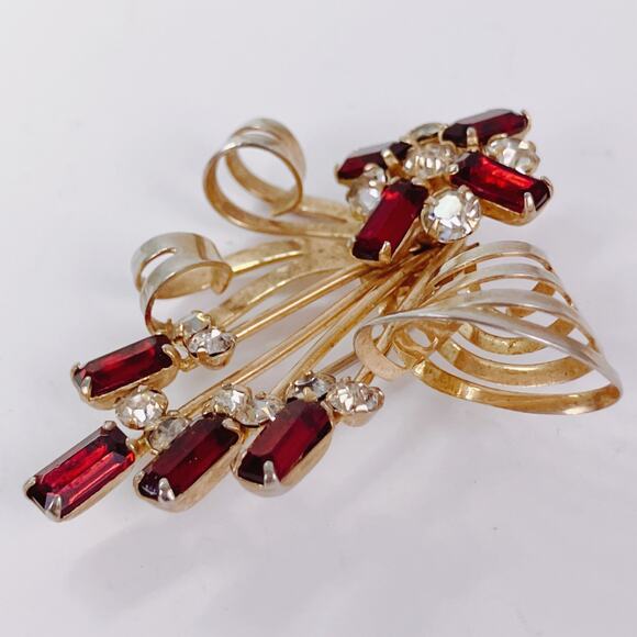 VTG 1940s Retro Moderne Gold Tone Ruby Red Rhinestone Ribbon Spray Brooch Iconic - Picture 3 of 10